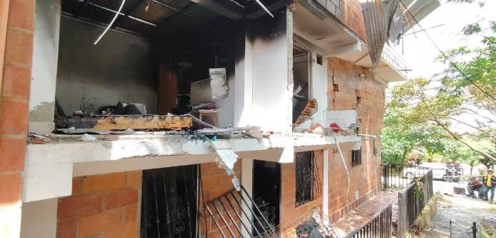 Gran explosión generó alerta en Bello: evacuaron tres viviendas y 30 sufrieron daños en ventanas