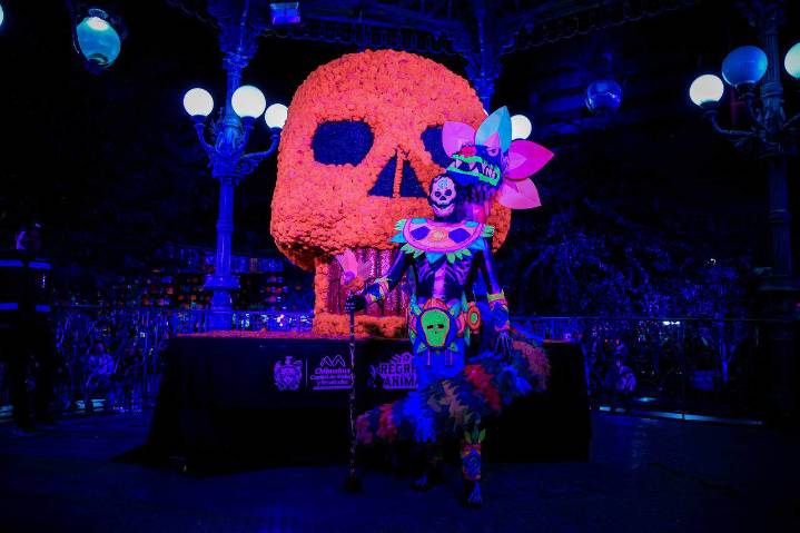 Premia alcalde Marco Bonilla a escuelas ganadoras del concurso de altares de muerto