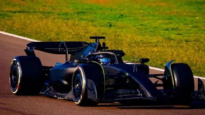 ¡Checo Pérez está de vuelta! Prueba un Ferrari SF-23 negro con el equipo Cadillac