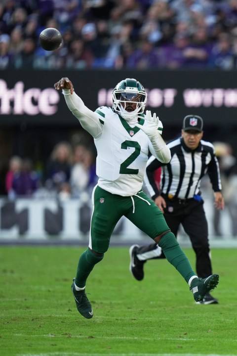 Henry rushes for 2 TDs to help sluggish Ravens to fifth straight win, 23