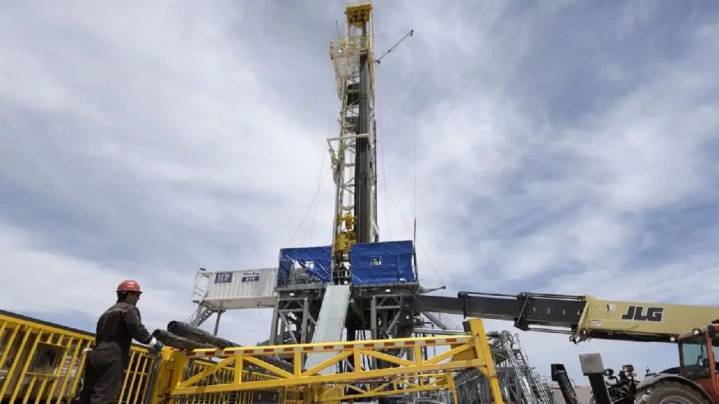 Chubut acuerda con Nación la baja de retenciones al petróleo