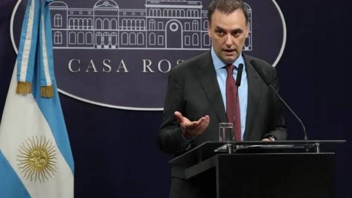 Adorni cuestionó las "especulaciones" pero no negó la eliminación del monotributo