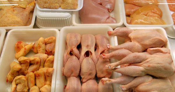 Decomisaron 40 kilos de pollo vencido en Salta: así les vendían a los vecinos