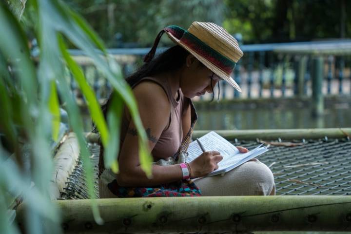 En el Día Internacional de las Defensoras de Derechos Humanos, ONU Mujeres lanza manual para transformar la narrativa periodística y comunicativa sobre lideresas en América Latina