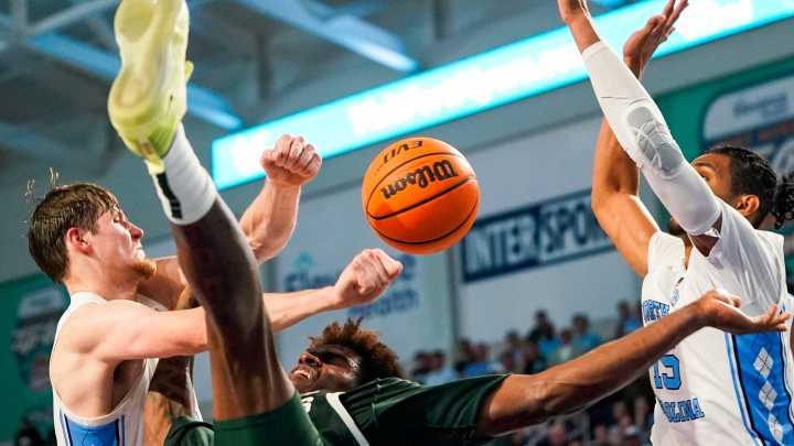 Stay or sit? Hubert Davis details UNC basketball…