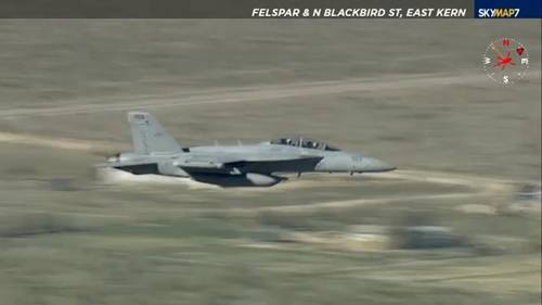 Bomberos del condado de San Bernardino responden a reportes de accidente aéreo posiblemente involucrando un avión de combate F