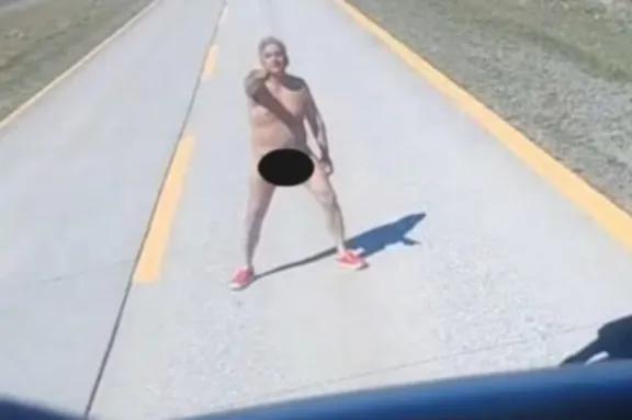 Un hombre desnudo atacó a un auto argentino y rompió su parabrisas en una ruta de Chile