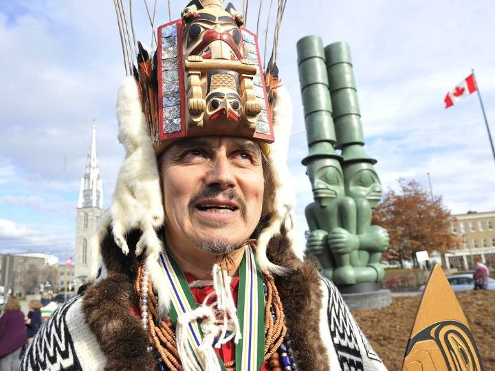 Book paints picture of Haida master carver 7IDANsuu James Hart