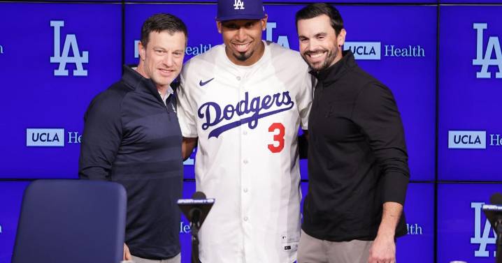 Cue the trumpets! Edwin Díaz lands in LA to start his new chapter with the champion Dodgers