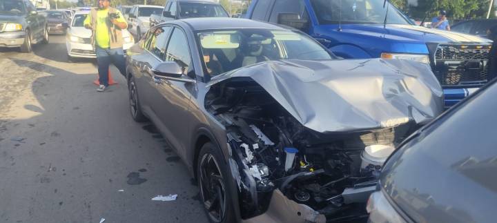 Trasnochada conductora protagoniza triple accidente en el tianguis de La Paz