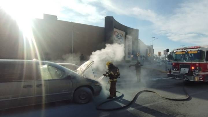 Camioneta se incendia frente a Cuatro Caminos en Torreón