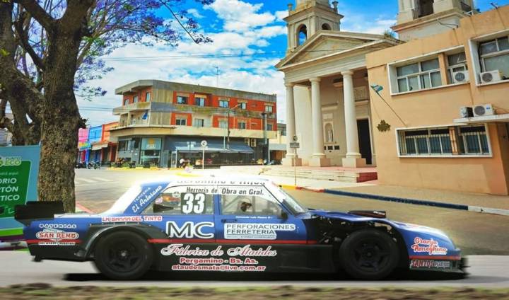 Jura de concejales con autos de carrera