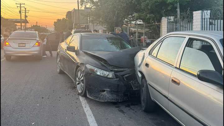Detienen a conductor tras chocar contra varios vehículos estacionados; hay dos lesionados en la colonia Independencia