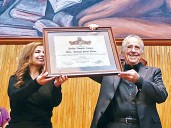 “El canto sana y conjura a los demonios”; Serrat recibe el honoris causa