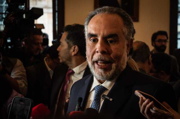 Ministro del Interior, Armando Benedetti, denuncia posible intervención ilegal de su teléfono celular