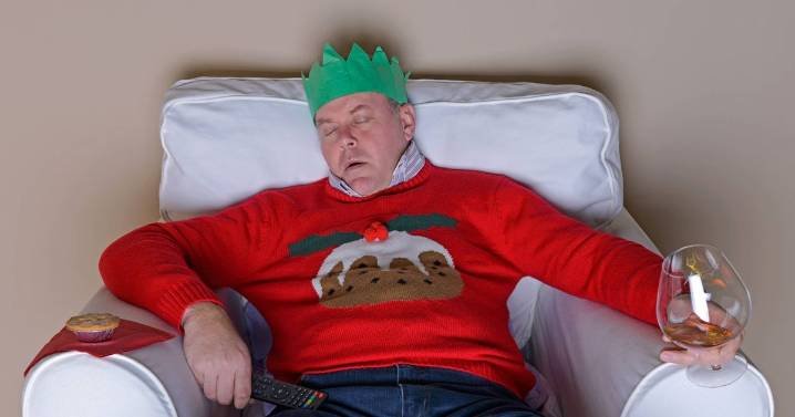 Pharmacist warns 'overeating' symptoms could be sign of bowel cancer