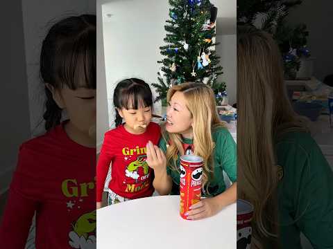 How to open a can of Pringles correctly 🤪😜 LeoNata family #shorts
