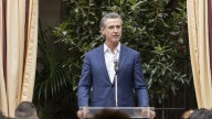 Gavin Newsom evita la palabra "Navidad" y le desea a los californianos “Felices Fiestas” durante el encendido del árbol