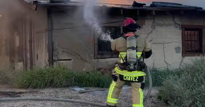 Firefighters quickly contain vacant house fire