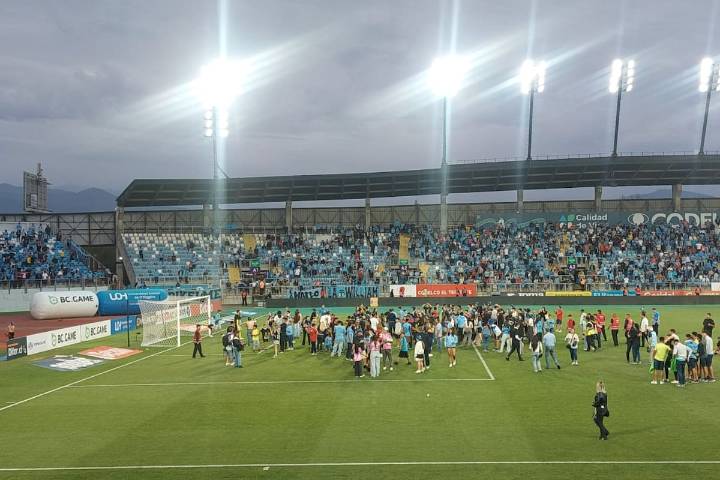 Locura celeste y alivio viñamarino: O’Higgins abrocha su clasificación a la Copa Sudamericana ante un Everton que se salvó del descenso