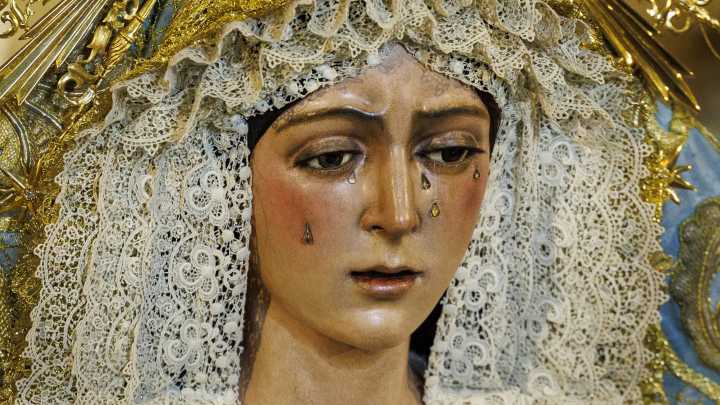 La Macarena regresa al altar casi cuatro meses después de la restauración