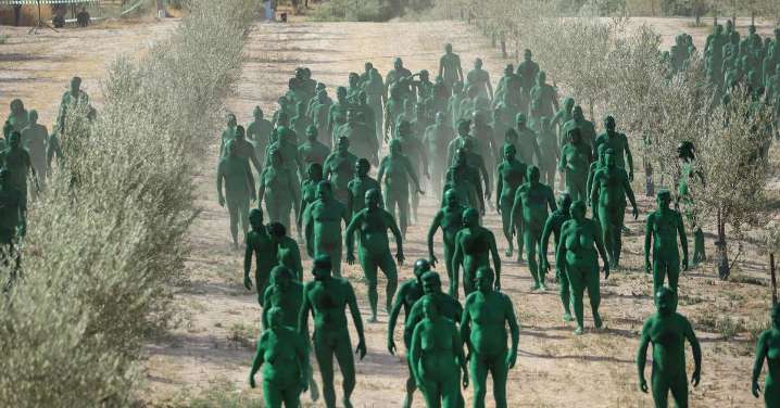 La foto definitiva del millar de desnudos en el olivar granadino: Spencer Tunick desvela 'Retrato Alhambra 1925'