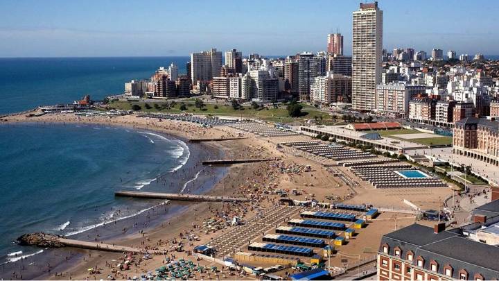 Mar del Plata 2026: cómo serán los precios de carpas y sombrillas para enero y febrero
