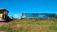 Video: violento choque entre un tren sojero y un carretón con maquinaria agrícola en Hermoso Campo