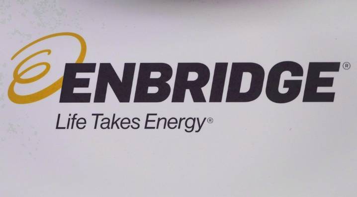 Enbridge expects growth for 2026 as new projects enter service, raises dividend