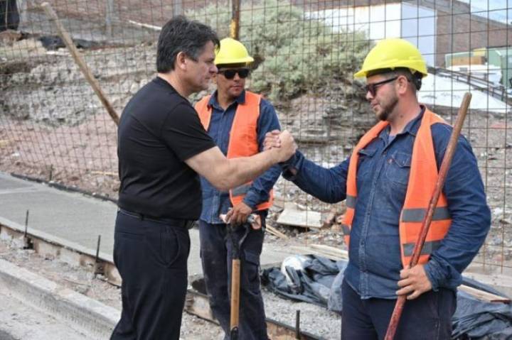 Nuevo asfalto en Terrazas del Neuquén: avanzan las obras que conectan Soldi con Cabellera del Frío