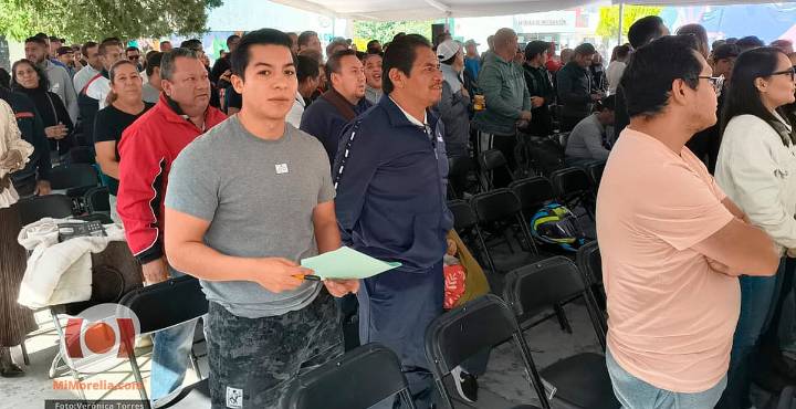 Regularizan pago a 800 docentes de Educación Física en Michoacán