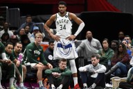 Giannis Antetokounmpo meets with Bucks teammates over trade rumors