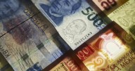 Peso gana terreno frente al dólar y roza las 18 unidades