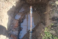 Reparan fuga de agua que causó inundaciones en la Partido Romero