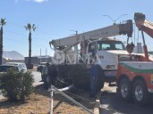 Accidente de grúa provoca caos vial en el Periférico de la Juventud
