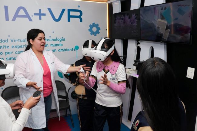Estado de México lleva inteligencia artificial, robótica y realidad aumentada a niños y jóvenes en plazas públicas.