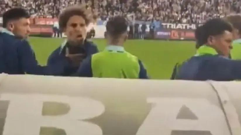 ¡Fuera de control! Paolo Guerrero tuvo fuerte discusión con un hincha en plena tanda de penales [VIDEO]