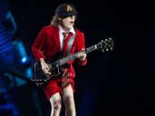 Si sos realmente fan de AC/DC, tenés que saber por qué Angus Young se viste de colegial