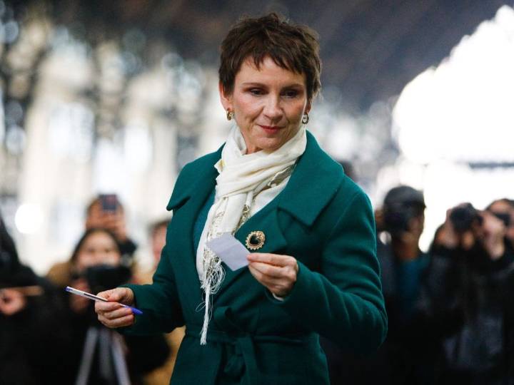 Carolina Tohá llega junto a Jeannette Jara a debate y emplaza a Kast: “Gobernar es responder preguntas difíciles”