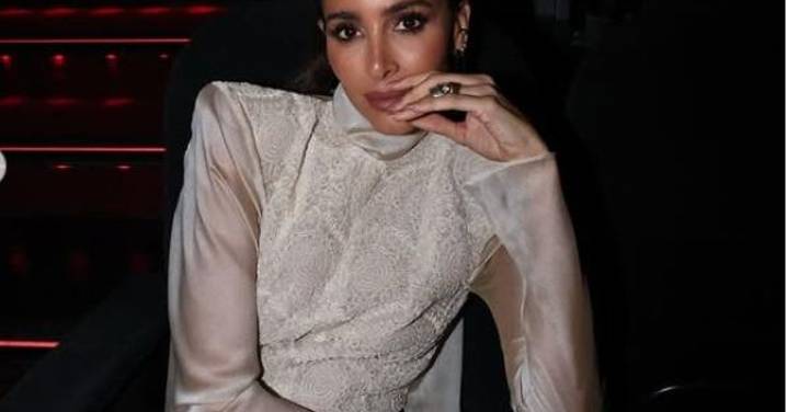 5 blusas de Zara elegantes y preciosas que las más estilosas están agotando para subir de nivel sus looks de Navidad con vaqueros