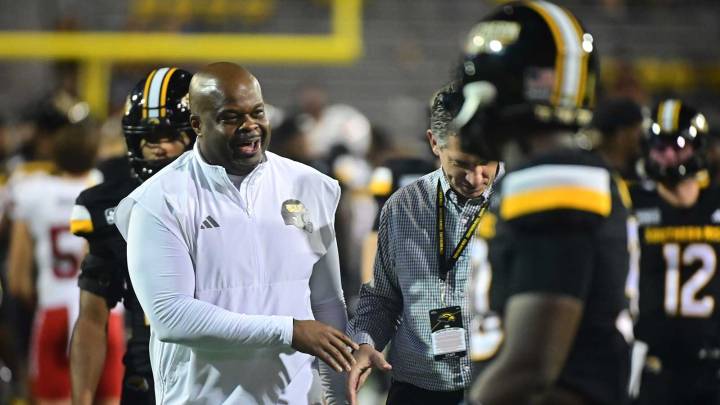 Memphis football eyeing Charles Huff as next head coach