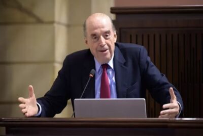 Fiscalía colombiana imputa al excanciller Leyva por irregularidades en caso de pasaportes