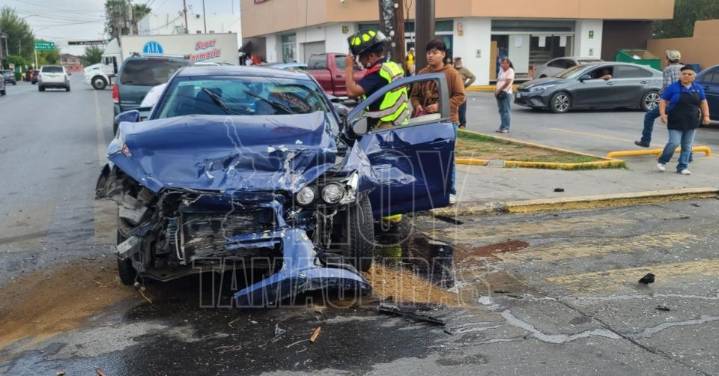 Encontronazo deja una lesionada y sin luz a gran parte de sector en Nuevo Laredo