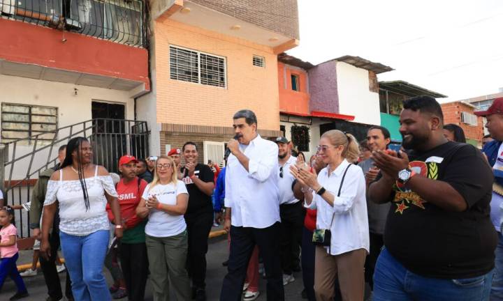 Presidente Maduro destaca autogobierno comunal ante la agresión imperial