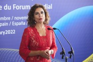 Montero critica a Moreno por minimizar el impacto del cáncer en las afectadas y destaca que cada vida tiene importancia