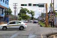 “No respetan los semáforos ni con los policías al frente”