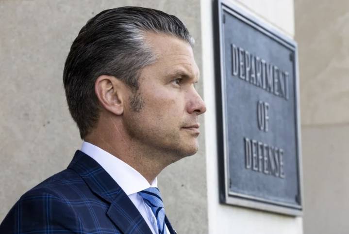 Pentágono determinó que Hegseth violó normas militares