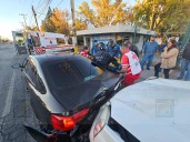 Hombre sufre fractura al quedar prensado entre dos vehículos 