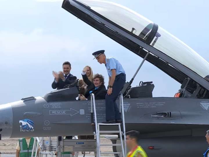 Milei cruzó al kirchnerismo en la presentación de los aviones F-16: "Para ellos soberanía es una gran villa miseria decorada con banderines"