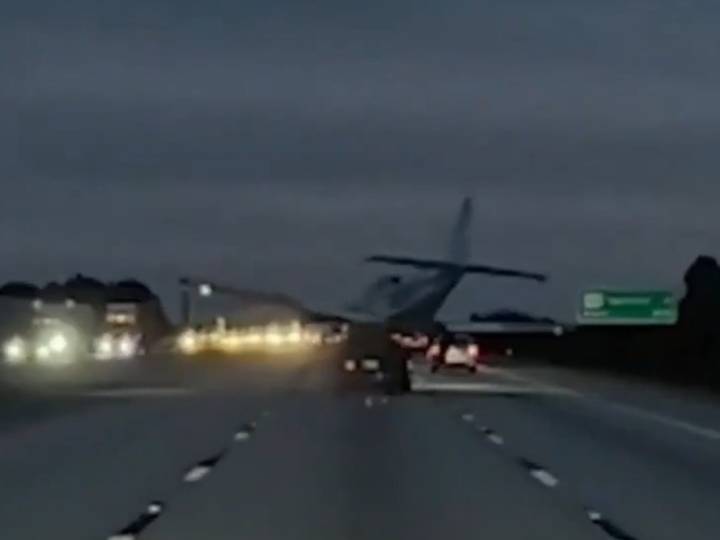 Estados Unidos: una avioneta se estrelló contra un auto en una autopista en Florida